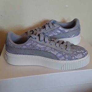 NWOT Beautiful lace Puma sneakers
